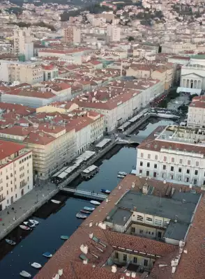 Palazzo Genel, vista Canale e Piazza Ponterosso
